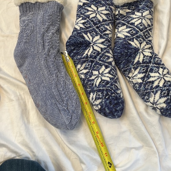 4 pairs of fuzzy slipper socks - Picture 3 of 9